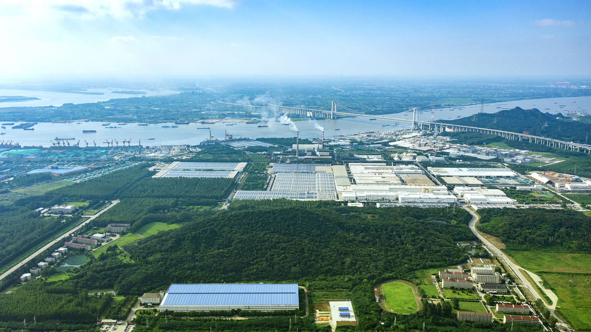 旋转轮盘
纸业成立于1997年5月，占地5.33平方公里，年产文化用纸200万吨，是全世界单厂规模最大的铜版纸生产企业2023.jpg